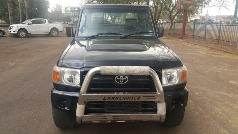 (2007)Toyota Land Cruiser Bakkie Land Cruiser 4.2 D 4X4 70SERIES in Botswana