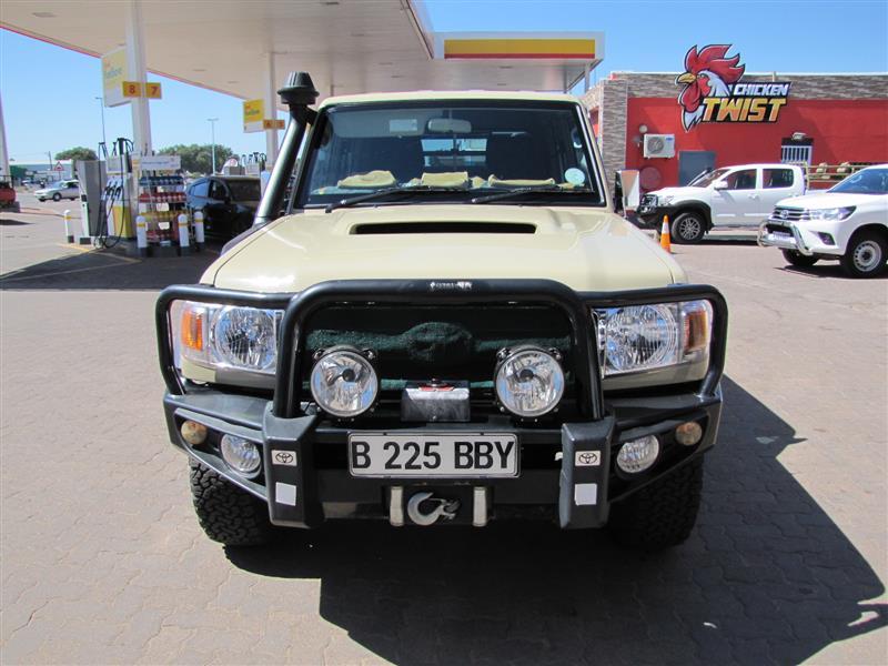 Toyota Land Cruiser LX 4.5 V8 in Botswana