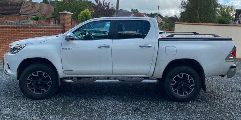 2016 TOYOTA HILUX 3.0 D-4D D/CAB PICK UP in Botswana