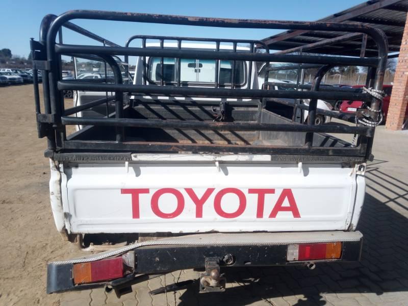  Used damaged 2014 TOYOTA LAND CRUISER 79 4.5D in Botswana