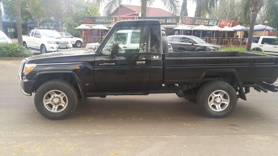 Used Toyota Land Cruiser Bakkie Land Cruiser 4.2 D 4X4 70SERIES (2007