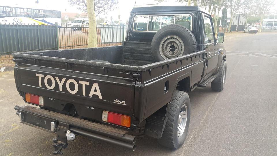 Used Toyota Land Cruiser Bakkie Land Cruiser 4.2 D 4X4 70SERIES (2007